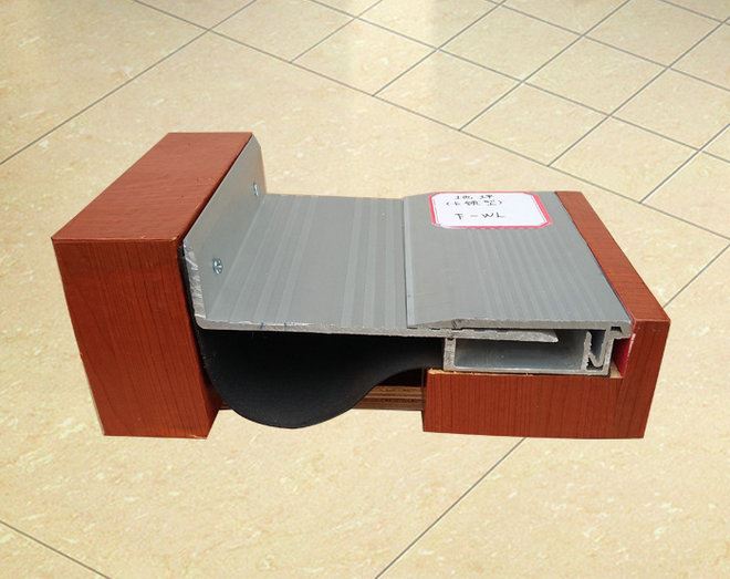 伸缩缝卡锁型